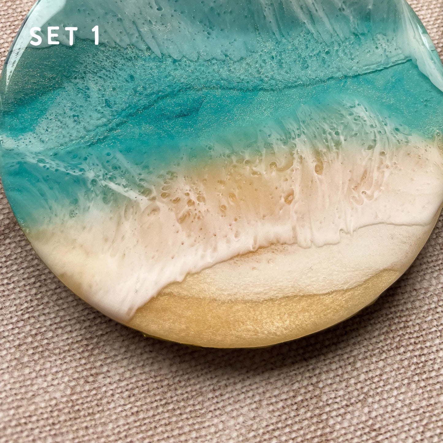 Show your love for the ocean with this charming coaster set, an ideal present for any occasion.